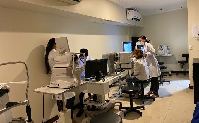 Especialistas do setor da diagnóse realizando exames de oftalmologia na asa sul