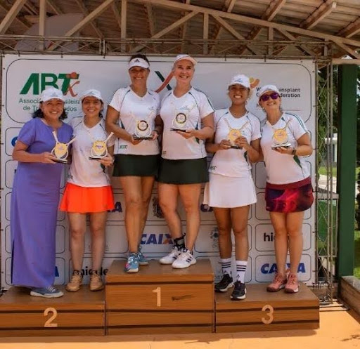 Dra. Adriana No p&oacute;dio junto &agrave; paciente transplantada no campeonato de t&ecirc;nis da ABTx