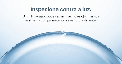 Explicação de como deve-se fazer a inspeção da lente de contato contra a luz para verificar se tem danos na lente